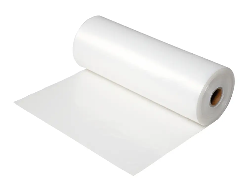 Rolle mit weißer Polyethylenfolie von TECE, die aus einem stabilen Material besteht und auf einer breiten, glatten Fläche aufgewickelt ist.